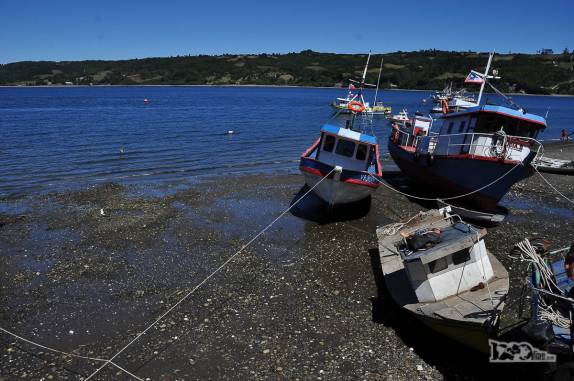 A maré seca deixa os barcos na areia em Dalcahue, na costa leste da ilha de Chiloé, no sul do Chile